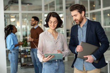 Ortak çalışma alanları modern ofisteki farklı profesyoneller arasında işbirliğini teşvik eder