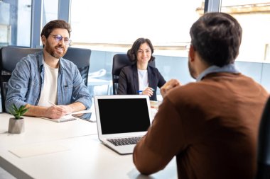 Modern teknolojiyle işbirliği içinde çalışan meslektaşlar