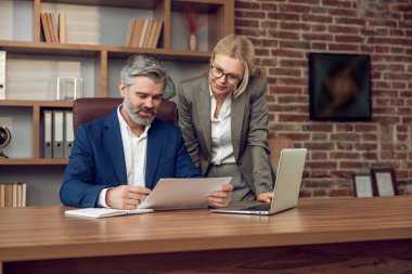 Modern ofis içinde hasta desteği için çalışan psikologlardan oluşan bir ekip.