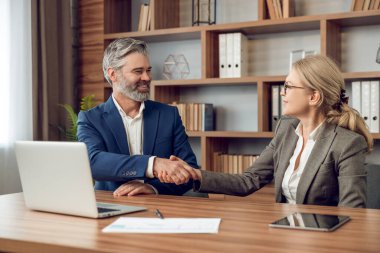 Modern ofis içinde hasta desteği için çalışan psikologlardan oluşan bir ekip.