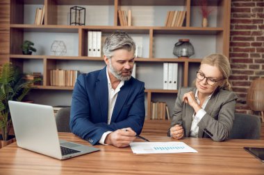 Psikologlar psikoterapi seansında işbirliği yapıyor.