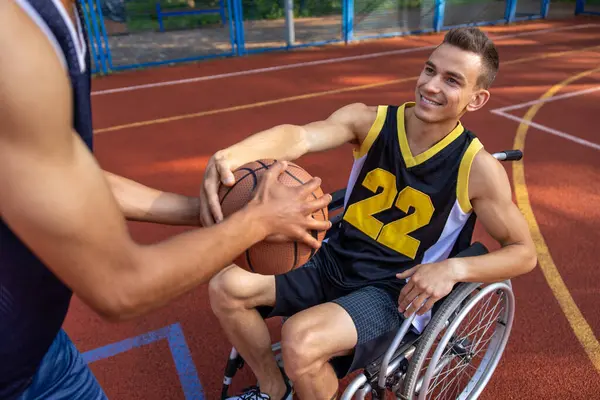 Pemain Bola Basket Kursi Roda Lapangan Terbuka Bermain Dengan Teman Stok Foto