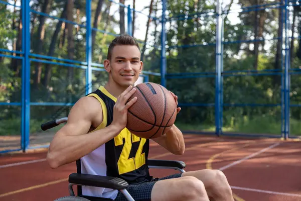 Bell Uomo Con Disabilità Che Gioca Basket Sedia Rotelle Sul Foto Stock