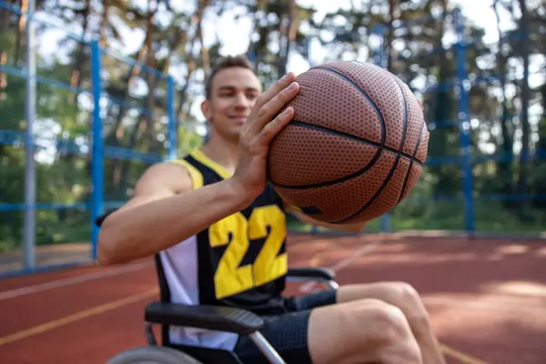 Молодой Спортсмен Имеющий Инвалидность Инвалидном Кресле Тренирующийся Баскетболе Летней Площадке Лицензионные Стоковые Изображения