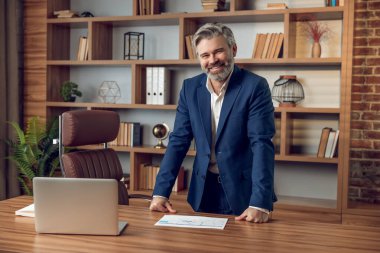 Uzaktan yardım için bilgisayarla sanal konsültasyon öneren başarılı erkek psikologu