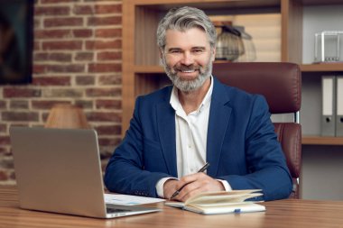 Uzaktan yardım için bilgisayarla sanal konsültasyon öneren başarılı erkek psikologu