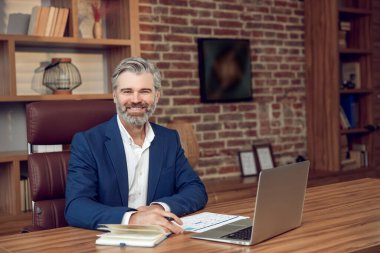 Ofisinde terapi seansları için internet platformlarını koz olarak kullanan özel danışman.