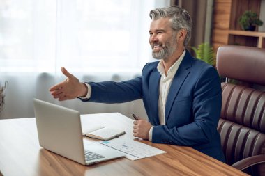 Psikolojik destek ve akıl sağlığı danışmanlığı için profesyonel terapist müşterisiyle buluşuyor.