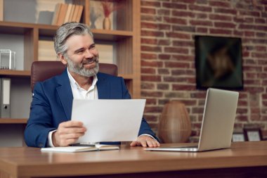 İlerici terapist, ofisinde ruh sağlığı sorunları olan insanlara danışmanlık yapıyor.