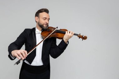 Klasik müzik performansında tutkulu bir kemancı açık gri arkaplan üzerinde izole edilmiş, boşluğu kopyala