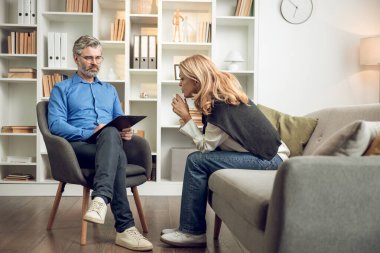 Mutsuz bir kadın danışmanlık ofisinde kanepede oturuyor ve erkek psikoloğa dertlerinden yakınıyor.