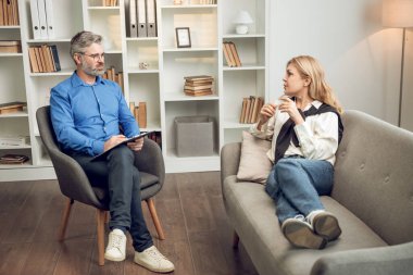 Psikolog hastaların sorunlarını analiz eder ve seans sırasında rehabilitasyonları için pratik çözümler sunar.