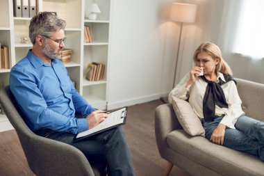 Psikolog hastaların sorunlarını analiz eder ve seans sırasında rehabilitasyonları için pratik çözümler sunar.