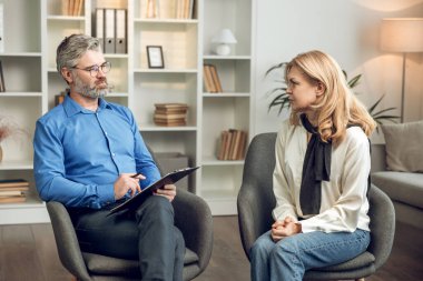 Mutsuz bir kadın danışmanlık ofisinde kanepede oturuyor ve erkek psikoloğa dertlerinden yakınıyor.