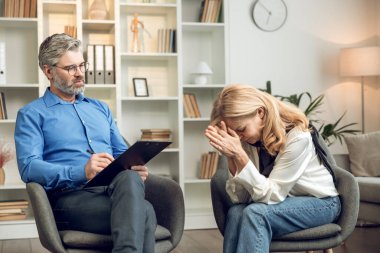 Psikolog, akıl sağlığı sorunları için profesyonel bakım ve teşhis sunar.