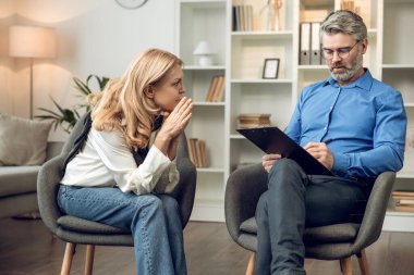 Psikolog hastaların sorunlarını analiz eder ve seans sırasında rehabilitasyonları için pratik çözümler sunar.