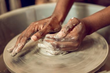 Çömlek çarkı. Çanak çömlek çarkında ellerinizi kapatın.