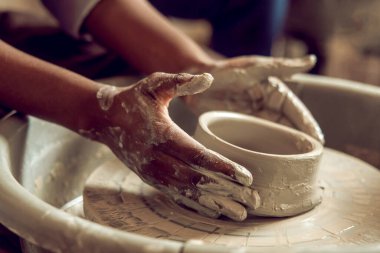 Şekil değiştiriyorum. Çömlek çarkındaki bir ürünün kalıbını çıkaran elleri kapatın.