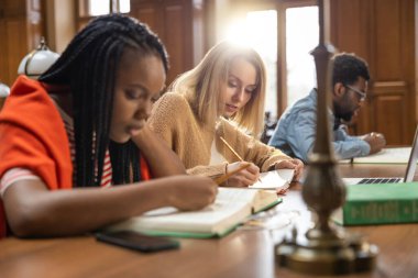 Proje çalışması. Projede birlikte çalışan ve işin içinde olan bir grup genç insan.