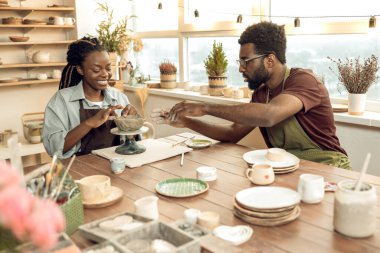 Çömlek. İki kişi yeni çömlekçilikle uğraşırken olaya dahil olmak istiyor.