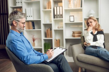 Psikolog, akıl sağlığı sorunları için profesyonel bakım ve teşhis sunar.