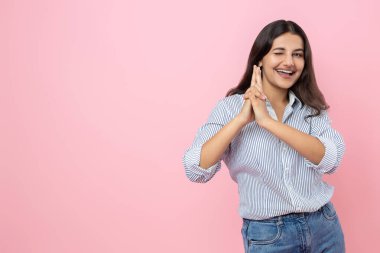 Tanıtım metni için parmak tabancası kopyalama alanı olan mutlu Hintli kadın pembe arka planda izole edilmiş.