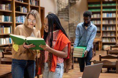 Sınavlara hazırlanıyorum. Kütüphanedeki öğrenciler sınavlara hazırlanıyor.