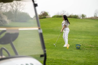 Yeşil çimlerin üzerinde Aktif Atletik Kafkas kadın golfçü