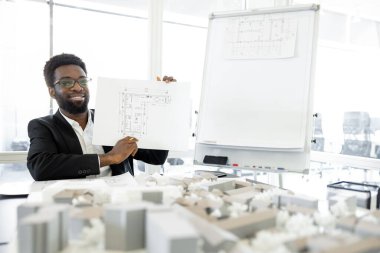 Koyu tenli tasarımcı yeni bir proje sunuyor