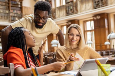 Proje çalışması. Projede birlikte çalışan bir grup genç insan