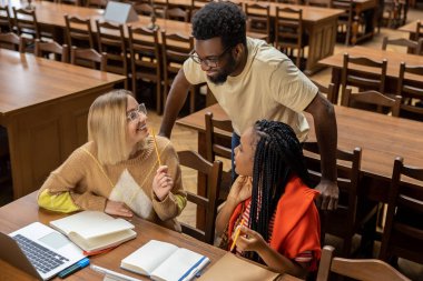 Takım çalışması. Bir grup genç birlikte çalışıyor ve bu işe bulaşıyor.