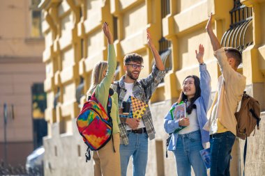 Üniversitedeki derslerden sonra iletişim kuran bir grup öğrenci