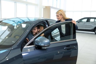 Test sürüşü. Test sürüşünden önce genç bir adam yeni bir bakımda oturuyor.