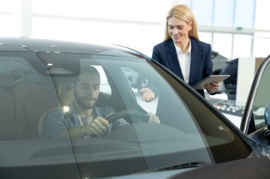 Test sürüşü. Test sürüşünden önce genç bir adam yeni bir bakımda oturuyor.