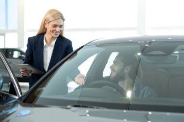 Test sürüşü. Test sürüşünden önce genç bir adam yeni bir bakımda oturuyor.