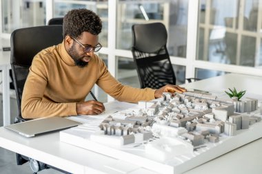 İşyerinde mimar. Ofisinde çalışan Afrikalı Amerikalı bir mimar.