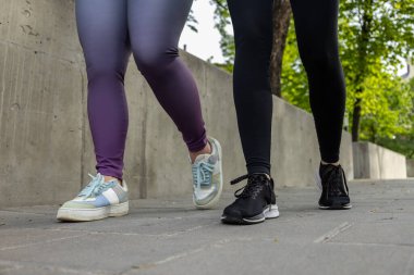 Sabahları sokakta koşan tayt ve spor ayakkabı giyen kimliği belirsiz kadınlar.