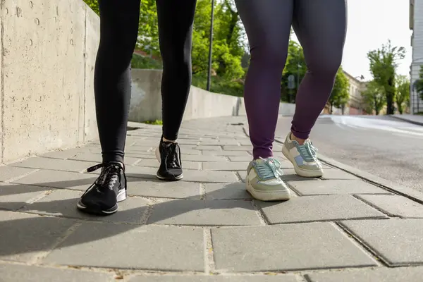Sabahları sokakta koşan tayt ve spor ayakkabı giyen kimliği belirsiz kadınlar.