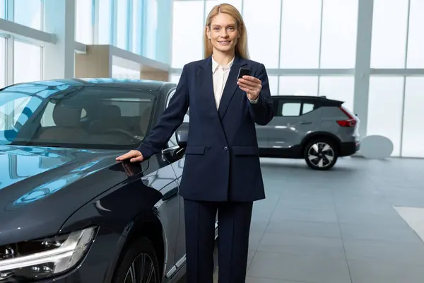 stock image Sale assistant. Elegant blonde woman holding a car key in hands