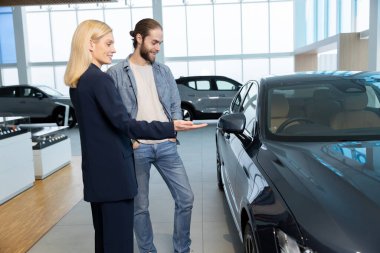 Bir müşteriyle konuş. Satış asistanı potansiyel bir müşteriyle konuşuyor.