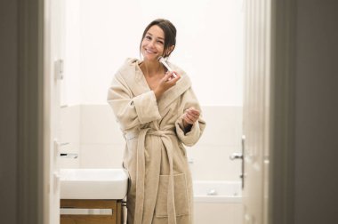 Sabah makyajı. Sıska, genç ve güzel bir kadın. Makyaj yapıyor.