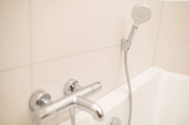 Banyo tesisatı. Temiz bir banyodaki yeni banyonun fotoğrafını çek.