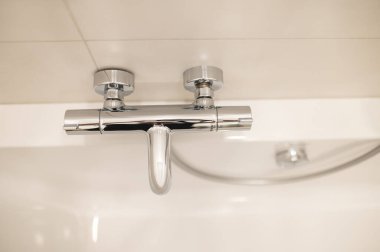 Banyo tesisatı. Temiz bir banyodaki yeni banyonun fotoğrafını çek.