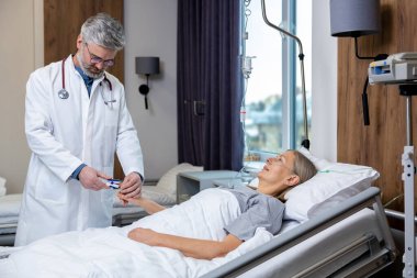 Reçeteler. Yoğun terapi bölümündeki bir hastaya reçete yazan doktor.