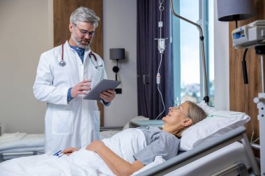 Reçeteler. Yoğun terapi bölümündeki bir hastaya reçete yazan doktor.