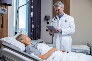Reçeteler. Yoğun terapi bölümündeki bir hastaya reçete yazan doktor.