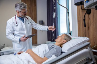 Serum kontrolü. Yoğun bir terapi bölümünde serum takıldı ve endişeli görünüyor.