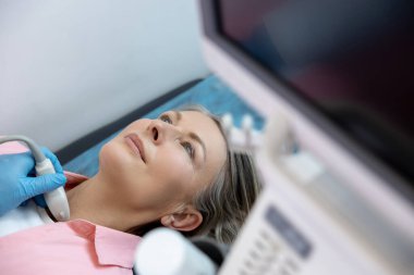 Teşhisler. Klinikteki kanepede uzanmış bir kadının yakın çekimi.