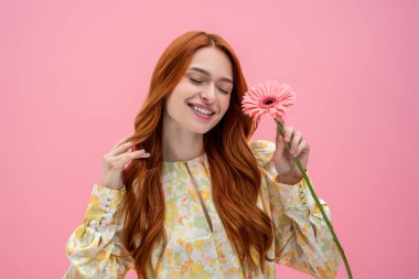 Güzel kadın. Uzun saçlı, beyaz, gülümseyen, mutlu ve rahat görünen genç bir kadın.