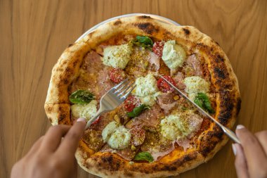 - Pizza. Tabaktaki lezzetli pizzayı yakın.